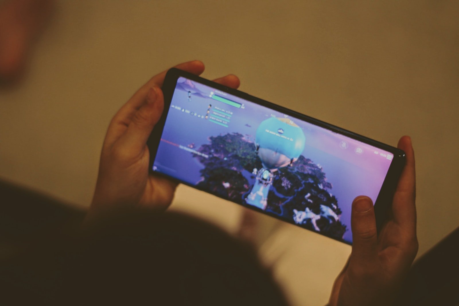 Fortnite Mobile played on the smartphone